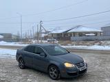 Volkswagen Jetta 2005 годаүшін2 600 000 тг. в Актобе