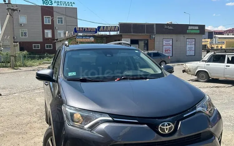 Toyota RAV4 2017 годаfor12 200 000 тг. в Атырау