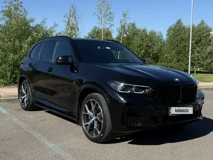 BMW X5 2022 года за 48 000 000 тг. в Астана – фото 2