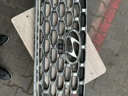 Решетка радиатора Hyundai Santa-Fe TM 2020-2022 за 120 000 тг. в Алматы – фото 2