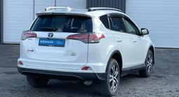 Toyota RAV4 2017 года за 10 380 000 тг. в Астана – фото 3