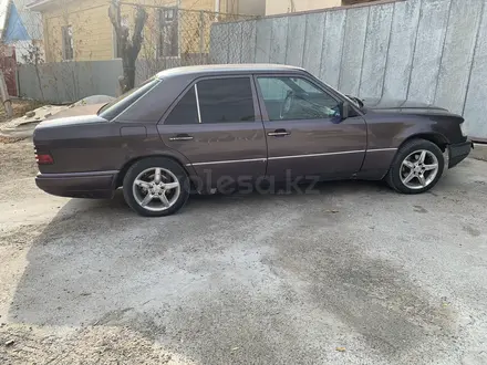 Mercedes-Benz E 280 1993 года за 1 900 000 тг. в Кызылорда – фото 3