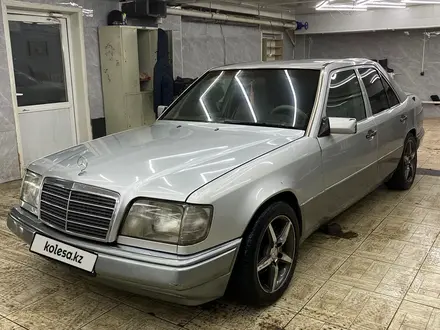 Mercedes-Benz E 280 1995 года за 2 050 000 тг. в Астана