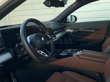 BMW 530 2025 года за 42 450 000 тг. в Астана – фото 22