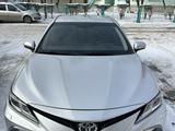 Toyota Camry 2021 года за 15 200 000 тг. в Семей