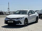 Toyota Camry 2022 года за 15 500 000 тг. в Актобе