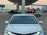 Toyota Camry 2020 года за 15 500 000 тг. в Шымкент – фото 2