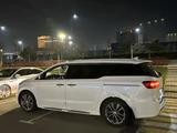 Kia Carnival 2015 года за 9 900 000 тг. в Шымкент – фото 2