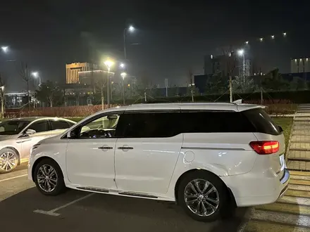 Kia Carnival 2015 года за 9 900 000 тг. в Шымкент – фото 2
