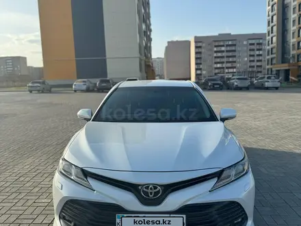Toyota Camry 2019 года за 14 000 000 тг. в Актобе – фото 5