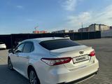 Toyota Camry 2019 года за 15 100 000 тг. в Актобе – фото 2