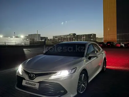 Toyota Camry 2019 года за 14 500 000 тг. в Актобе – фото 2