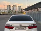 Toyota Camry 2015 года за 11 200 000 тг. в Караганда – фото 2