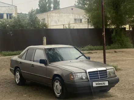 Mercedes-Benz E 260 1987 года за 1 350 000 тг. в Актобе – фото 4