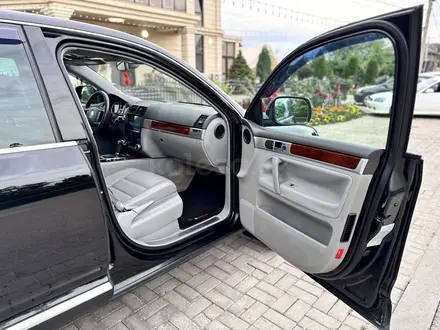 Volkswagen Touareg 2004 года за 7 500 000 тг. в Алматы – фото 10