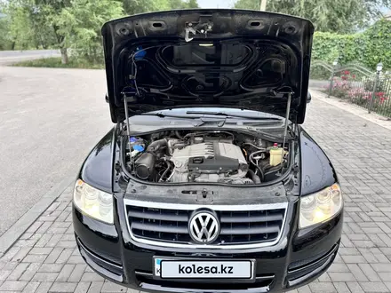 Volkswagen Touareg 2004 года за 7 500 000 тг. в Алматы – фото 15