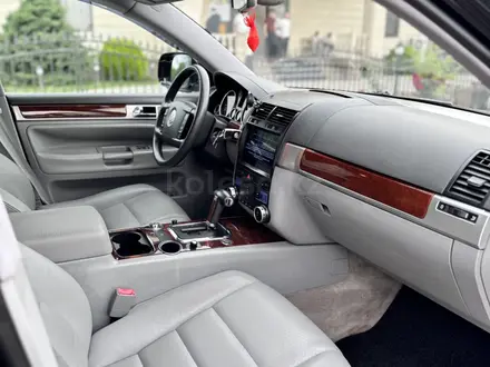Volkswagen Touareg 2004 года за 7 500 000 тг. в Алматы – фото 17