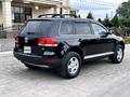 Volkswagen Touareg 2004 года за 7 500 000 тг. в Алматы – фото 5