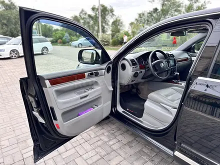 Volkswagen Touareg 2004 года за 7 500 000 тг. в Алматы – фото 9