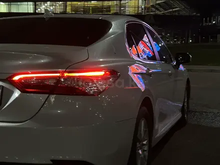 Toyota Camry 2018 года за 11 000 000 тг. в Семей