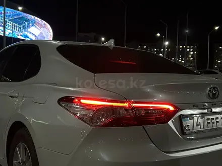 Toyota Camry 2018 года за 11 000 000 тг. в Семей – фото 2