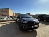 Toyota RAV4 2019 года за 13 700 000 тг. в Актобе – фото 2