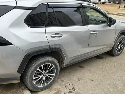 Toyota RAV4 2019 года за 15 100 000 тг. в Актау – фото 2