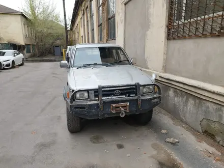 Toyota Hilux 1992 года за 2 200 000 тг. в Алматы