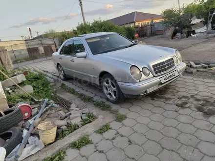 Mercedes-Benz E 280 1997 года за 1 600 000 тг. в Караганда – фото 2