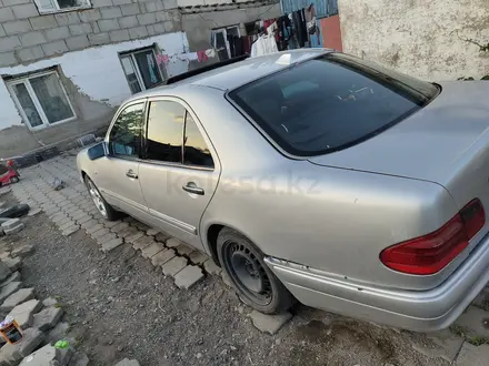 Mercedes-Benz E 280 1997 года за 1 600 000 тг. в Караганда – фото 3