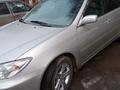 Toyota Camry 2004 года за 6 300 000 тг. в Актобе – фото 2