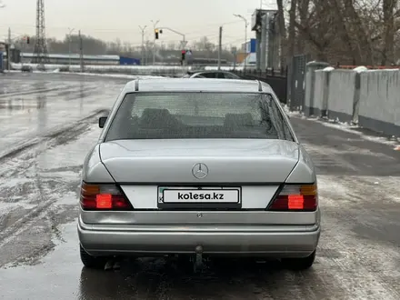 Mercedes-Benz E 260 1990 года за 1 900 000 тг. в Караганда – фото 4