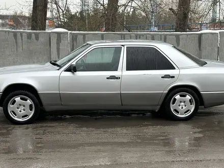 Mercedes-Benz E 260 1990 года за 1 900 000 тг. в Караганда – фото 2