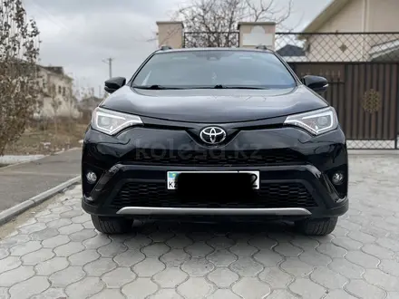 Toyota RAV4 2018 года за 14 300 000 тг. в Актау