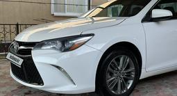 Toyota Camry 2015 года за 9 800 000 тг. в Жанаозен – фото 2