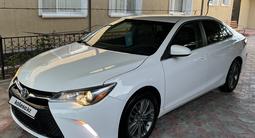 Toyota Camry 2015 года за 9 800 000 тг. в Жанаозен