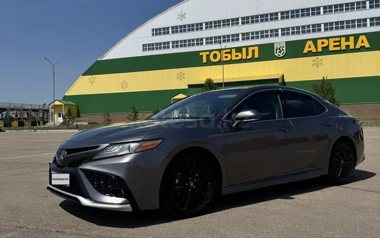 Toyota Camry 2021 года за 14 250 000 тг. в Костанай