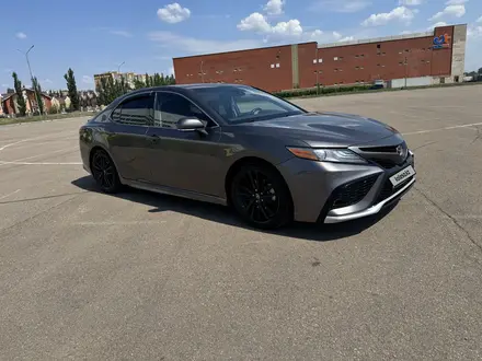Toyota Camry 2021 года за 14 250 000 тг. в Костанай – фото 3