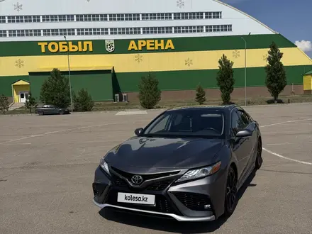 Toyota Camry 2021 года за 14 250 000 тг. в Костанай – фото 2