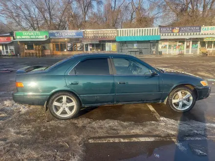 Toyota Camry 1997 года за 3 500 000 тг. в Алматы – фото 2