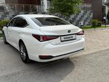 Lexus ES 250 2022 года за 22 000 000 тг. в Шымкент – фото 4