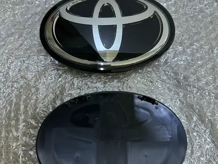 Эмблема передняя дистроник Toyota Camry 75 за 85 000 тг. в Алматы