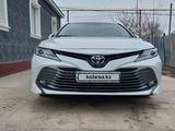 Toyota Camry 2019 года за 13 800 000 тг. в Атырау – фото 2