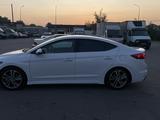 Hyundai Elantra 2017 годаfor7 500 000 тг. в Алматы – фото 3