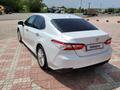 Toyota Camry 2018 года за 13 300 000 тг. в Уральск – фото 17