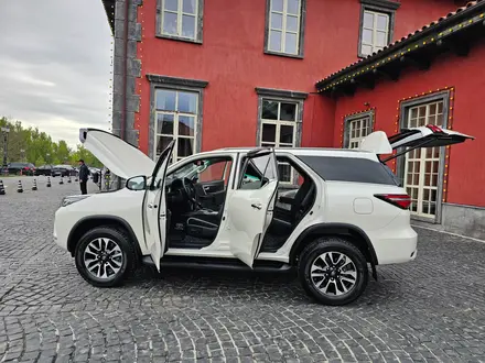 Toyota Fortuner 2022 года за 27 350 000 тг. в Алматы – фото 21