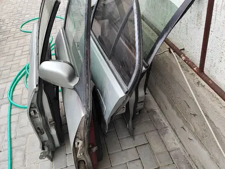 Двери на Митсубиси Галант Акула седан за 10 000 тг. в Алматы – фото 2