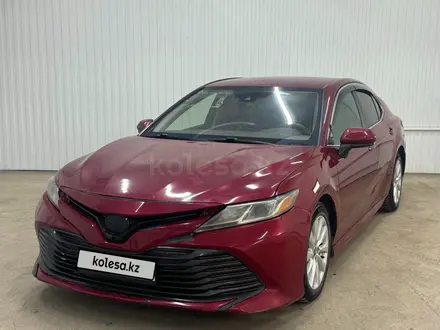 Toyota Camry 2020 года за 7 204 500 тг. в Астана – фото 2