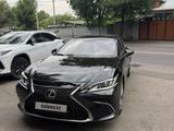 Lexus ES 200 2020 года за 20 000 000 тг. в Алматы