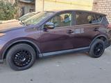 Toyota RAV4 2018 года за 8 200 000 тг. в Уральск – фото 2